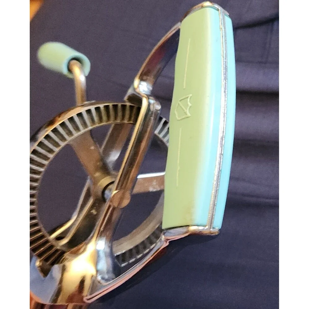 Vtg. 50s/60s Maynard Egg Beater Hand Mixer Turquoise Handles & Stainless Steel